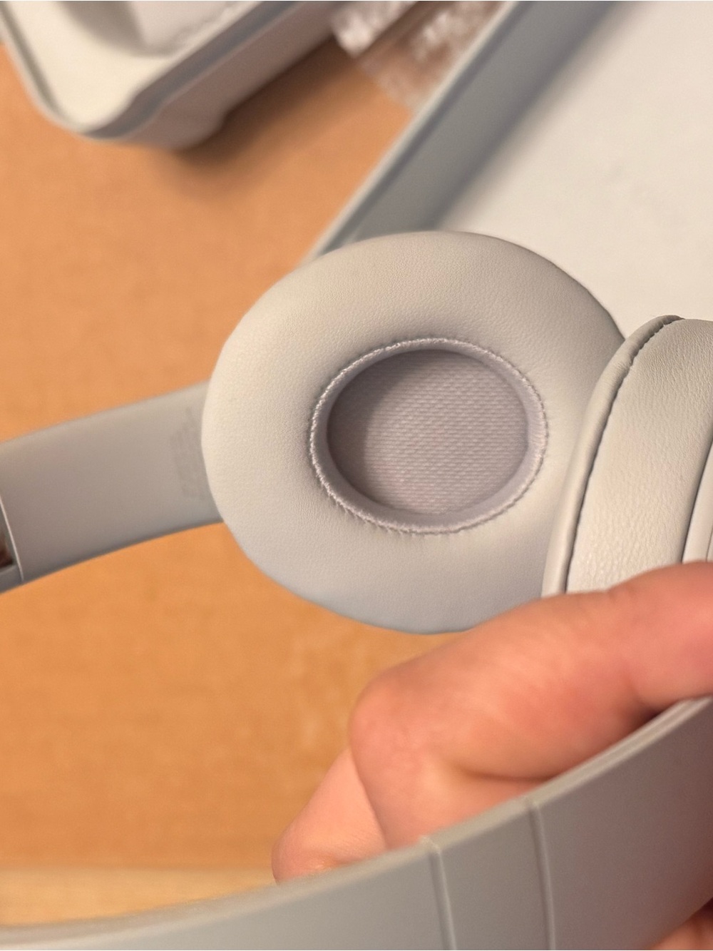 Beats by Dre Solo 4 On-Ear Headphones in Light Gray - Picture 5 of 10